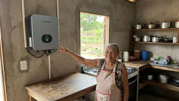 Painéis solares em uma casa, ilustrando como financiar energia solar em 2026